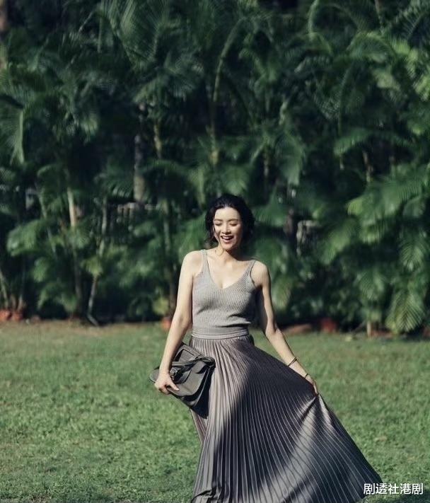 怀孕传闻不攻自破！TVB视帝妻子晒完美身材，上围澎湃太吸睛