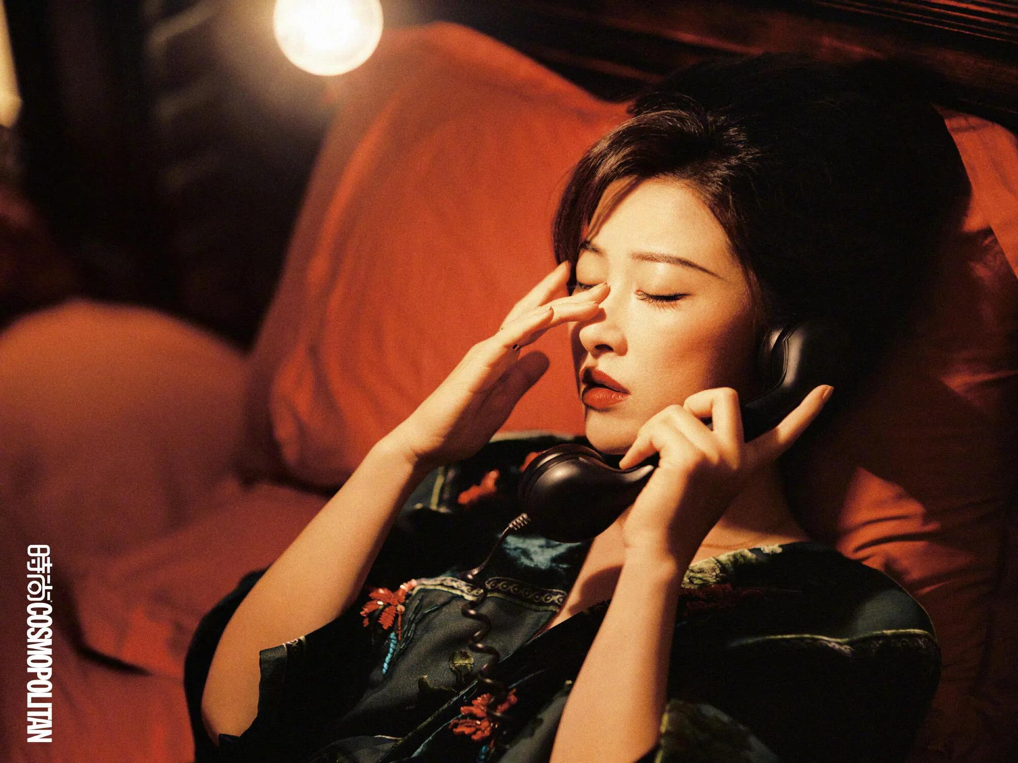 朱珠全英文采访打脸翁青雅，她把女儿抱在怀里，41岁朱珠穿旗袍美