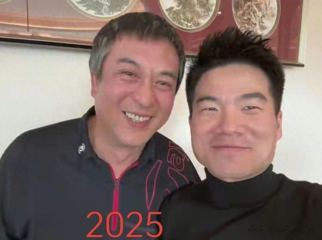 张嘉译过年回西安老家，带王海燕除夕剪头，头发全白老婆更显年轻