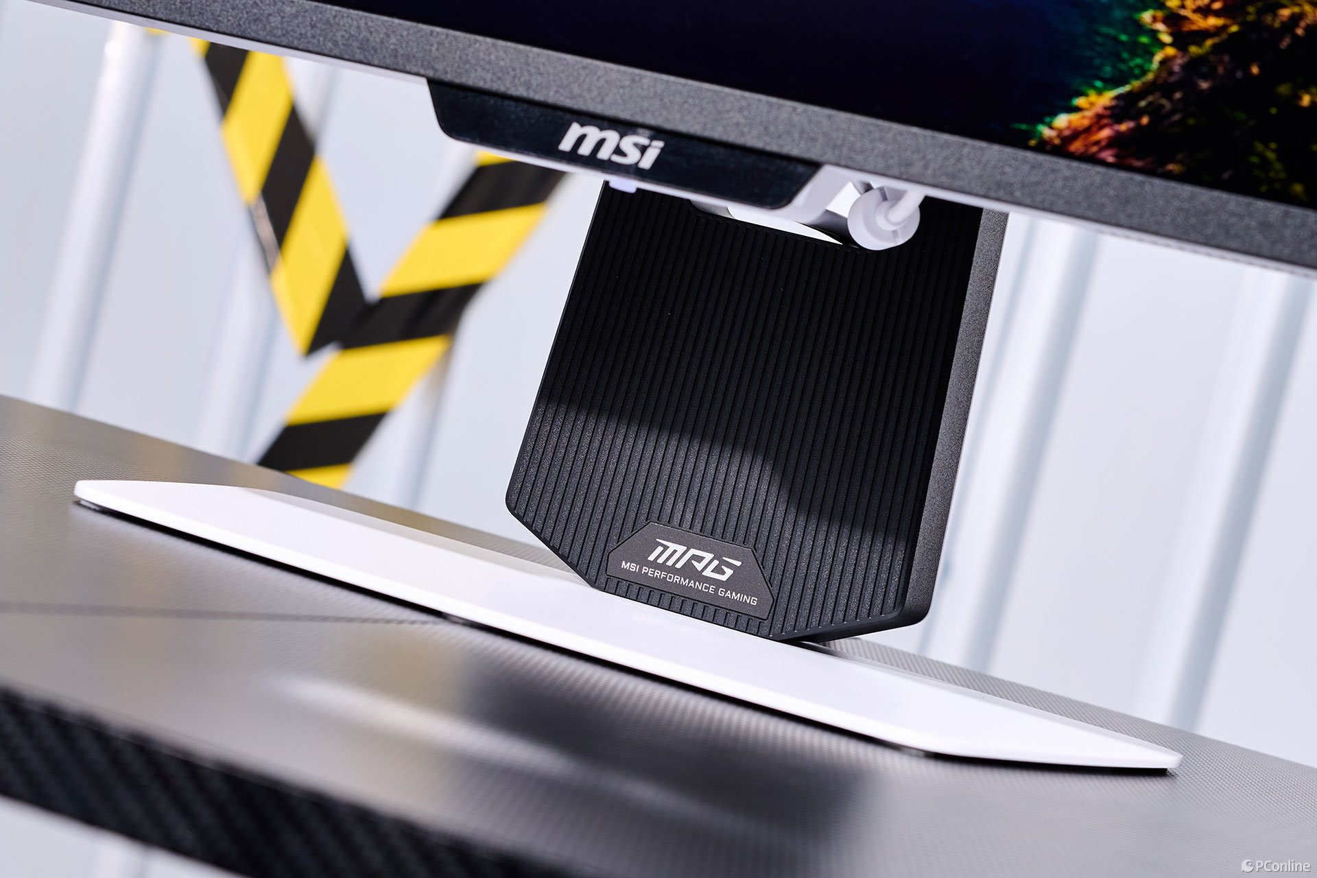 微星MPG 274URDFW E16M白龍圖賞：純白美學與硬核性能的視覺交響