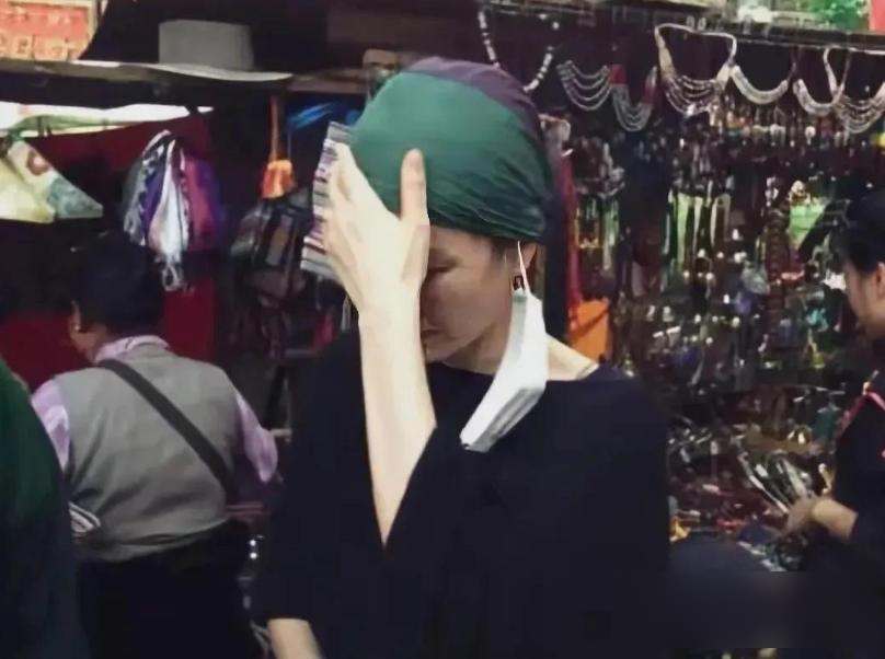 王菲西藏戴绿头巾，谢霆锋11年不结婚？真相藏在这三个细节里