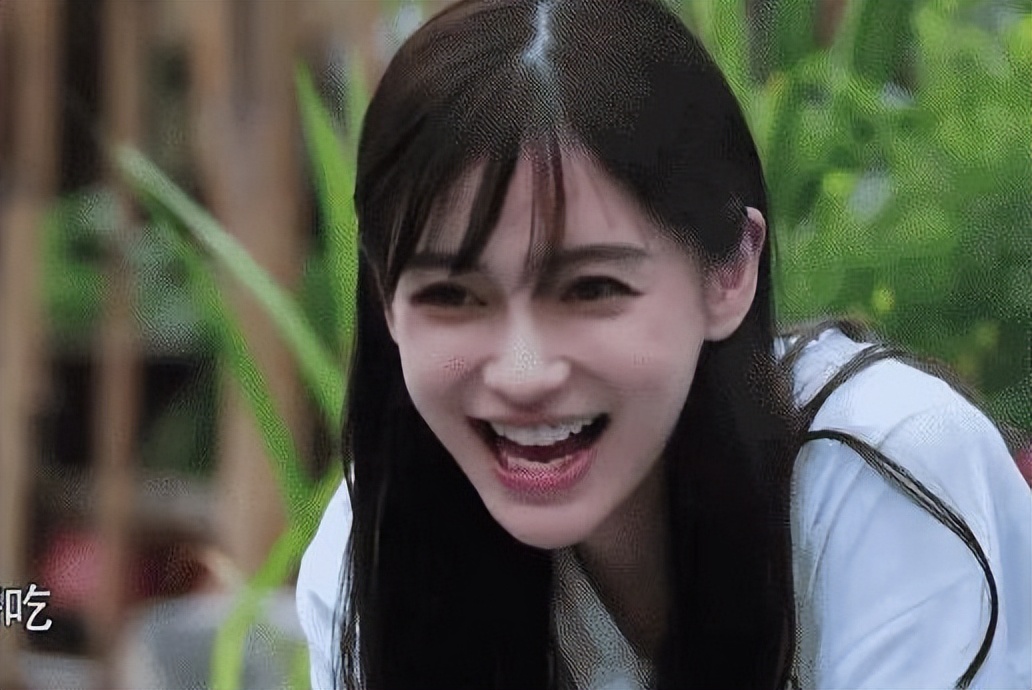 落毛凤凰不如鸡！吃完黄晓明“红利”的杨颖，又回到了她的\怪圈\