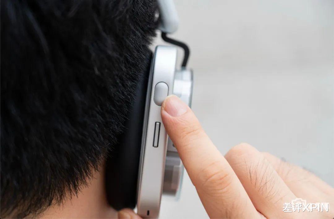 往手机里塞灯带的潮牌,又出了个怪耳机