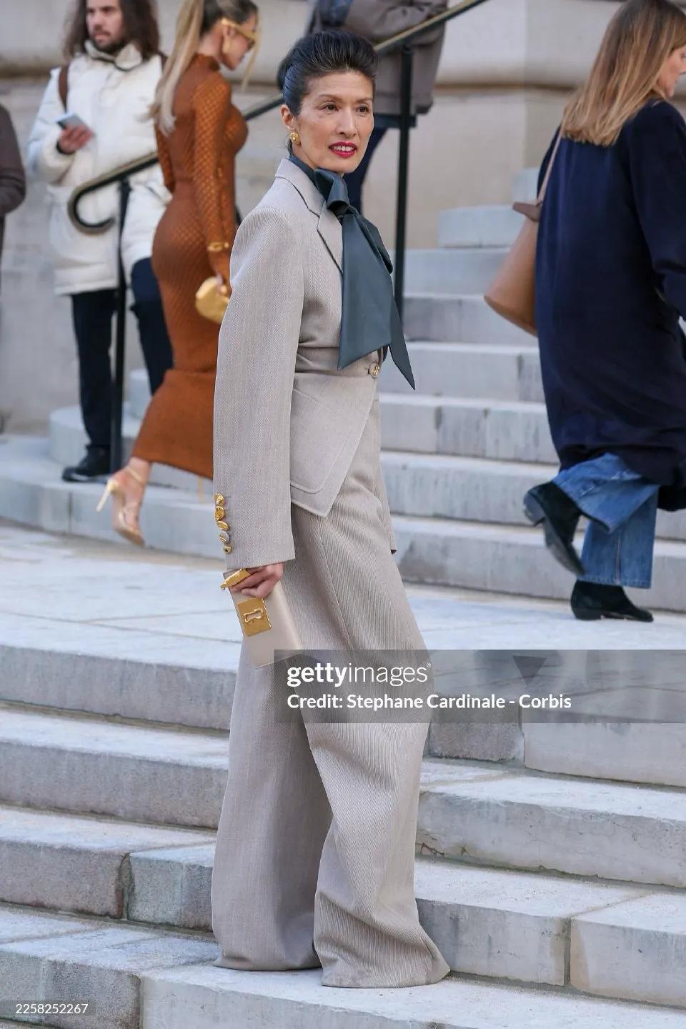 贝佐斯夫妇在巴黎!桑切斯保镖护驾派头大,和苏菲玛索同台获认可