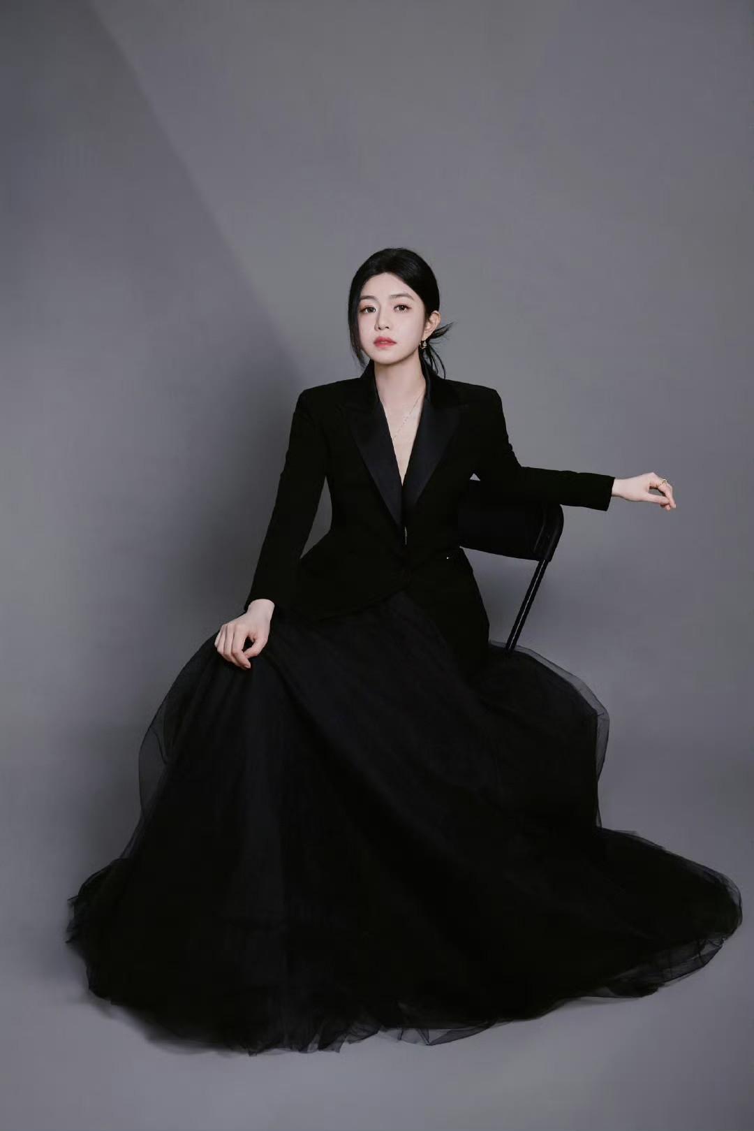 陈烟希姐穿黑色就很优雅 ???