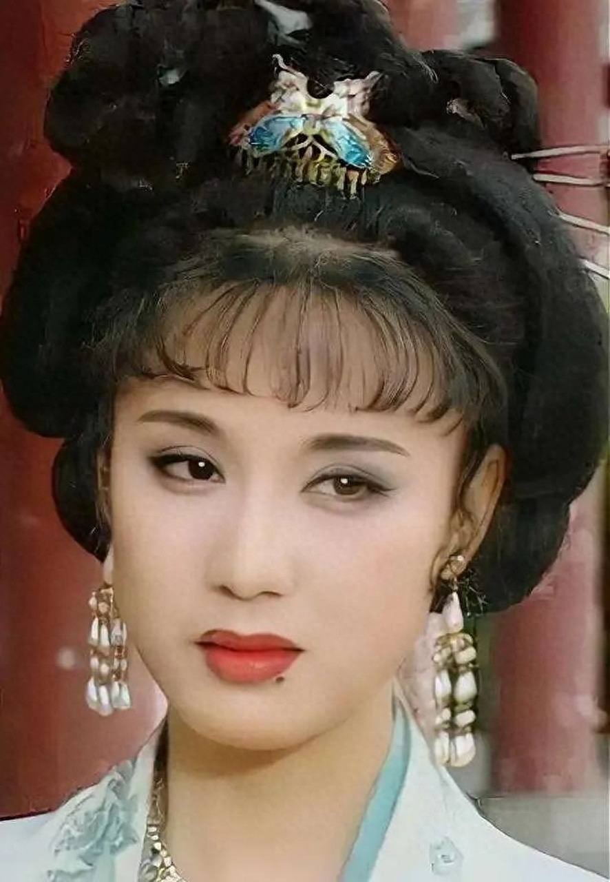 她长得太美被导演“金屋藏娇”，同居27年无名无分，最终早早离世