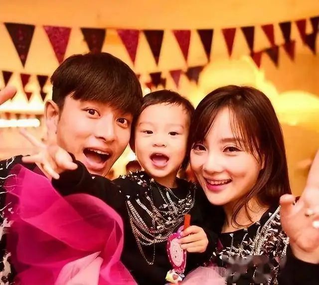 贾乃亮李小璐端午节同框？一家三口再聚引发复合猜测！