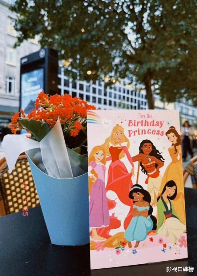 王岳伦与前妻和女儿购物,李湘双手叉腰很霸气,肚子很大像怀孕