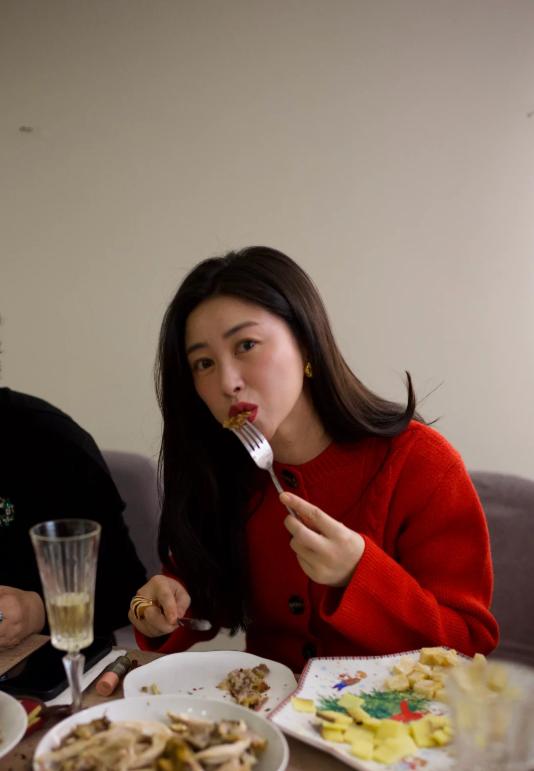 朱珠搂着老公过圣诞！4岁女儿挺小圆肚戴皇冠，岳父母现场夸女婿