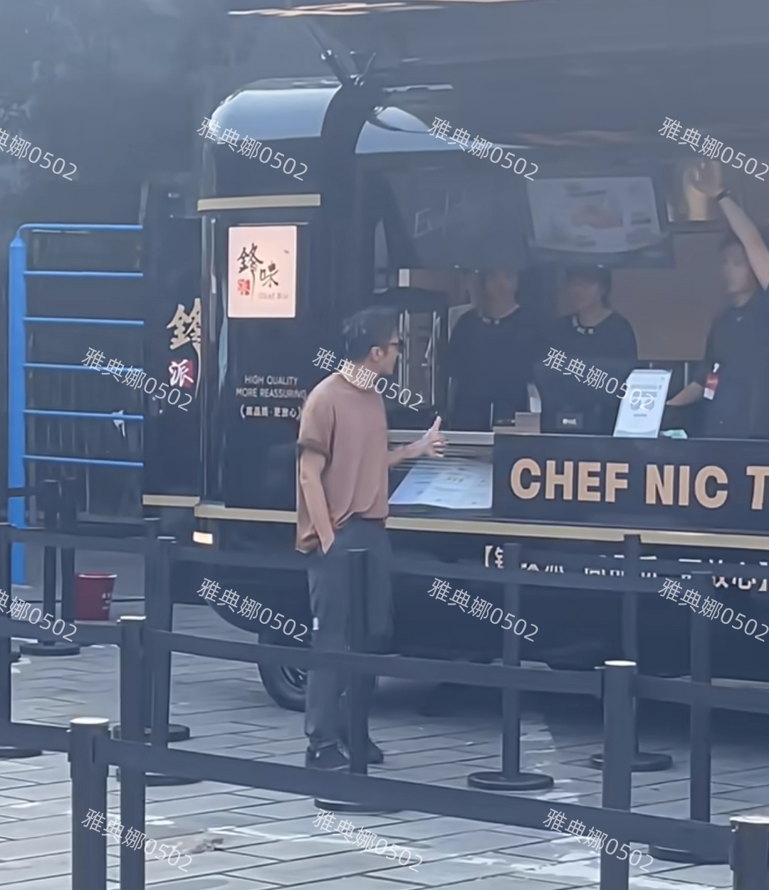 谢霆锋在舞台上很酷巨星范儿十足，本人却小小一只帅气年轻随和