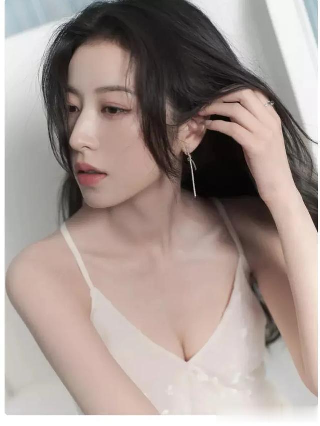 周雨彤白裙亮相,清纯甜美似仙子降临