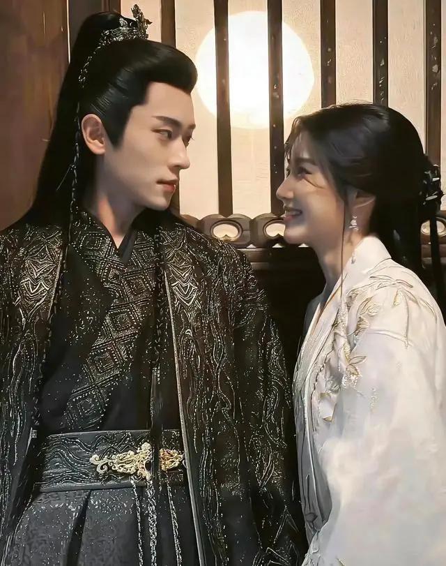 丞磊“双剧连播”现象解析：明星热度维持的档期博弈术