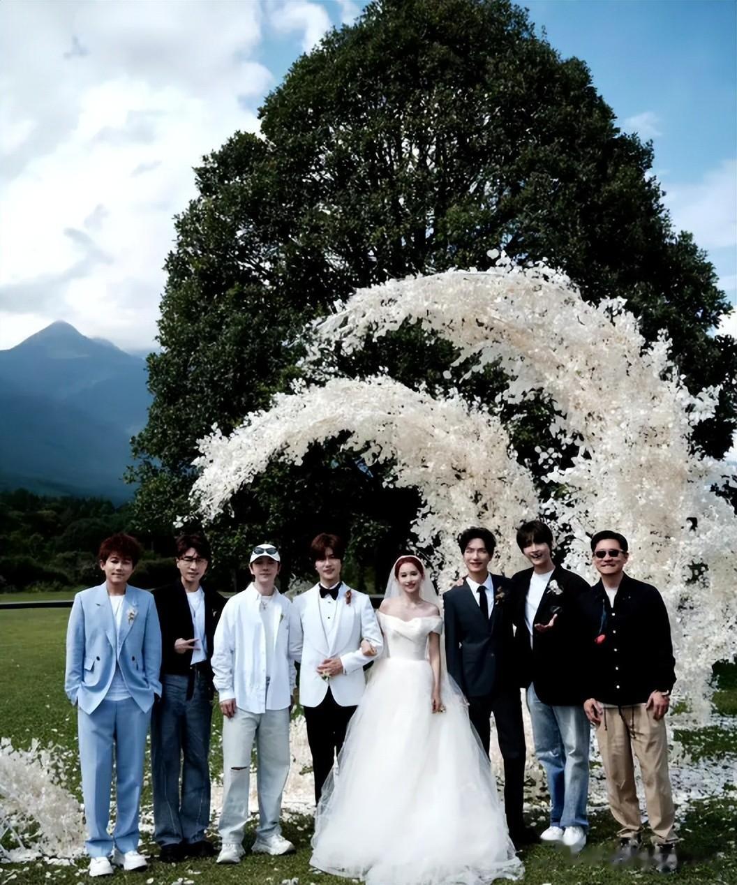 明星陆虎送亲妹出嫁，土路铺红地毯酒席简陋，妻子头发不梳穿睡衣