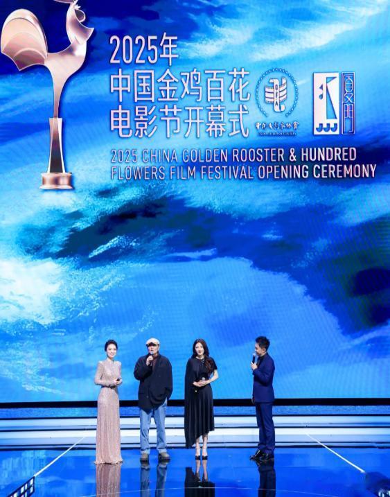 曾黎分不清茴香和胡萝卜苗,买菜带着剪刀,素颜下脸不僵硬但松弛