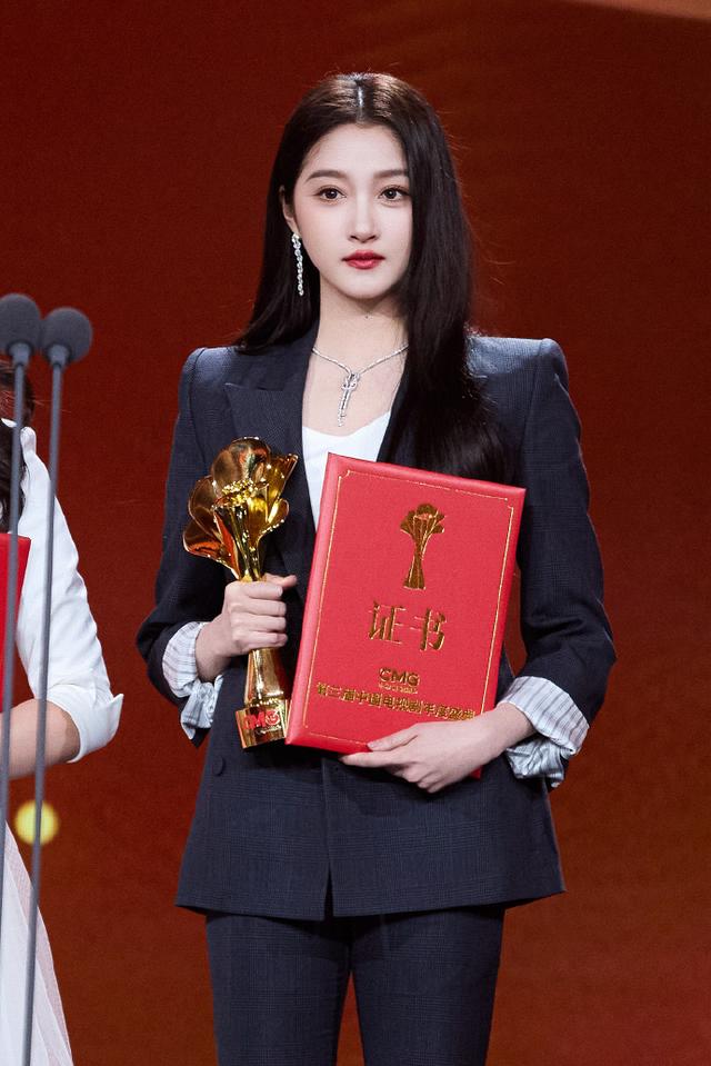 关晓彤：纯情学妹风