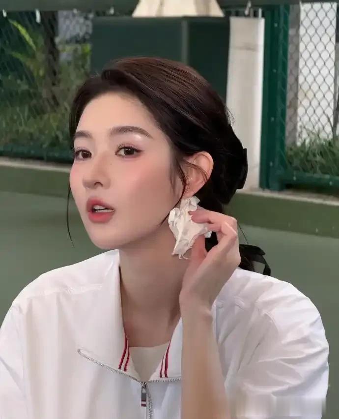 王玉雯这状态谁不迷糊！白色运动上衣搭短裙秀身材，确实很养眼！