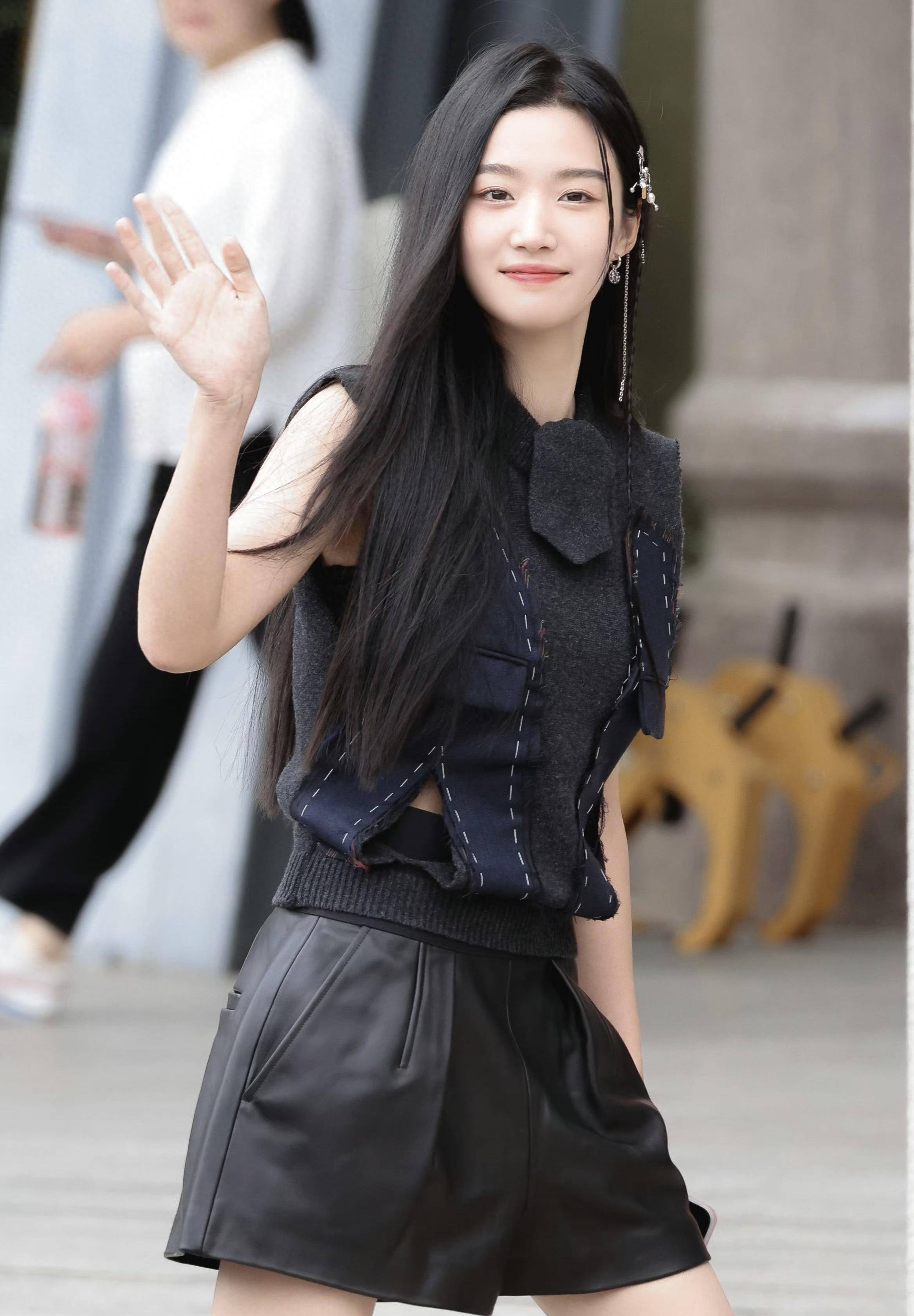 卢昱晓Hi6上班路透鲨疯了，波点裙民国千金感直接焊死