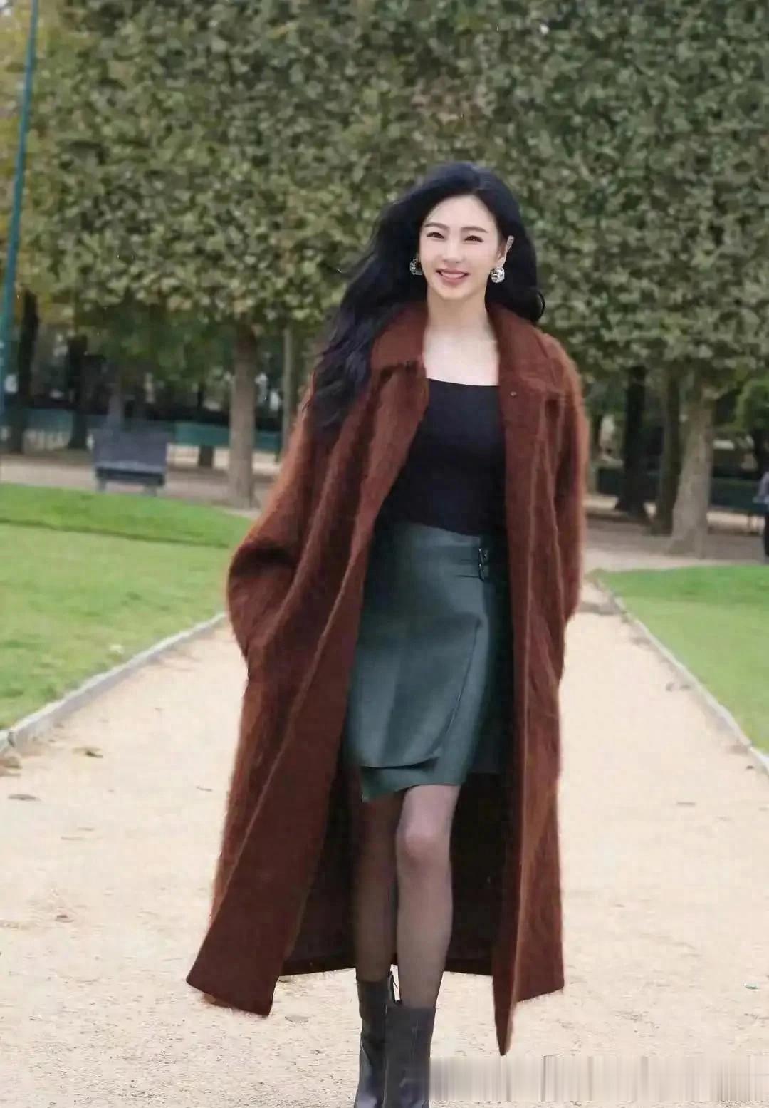 张雨绮换风格后气质大变!穿棕色大衣+黑色皮裙+短靴,时髦又洋气
