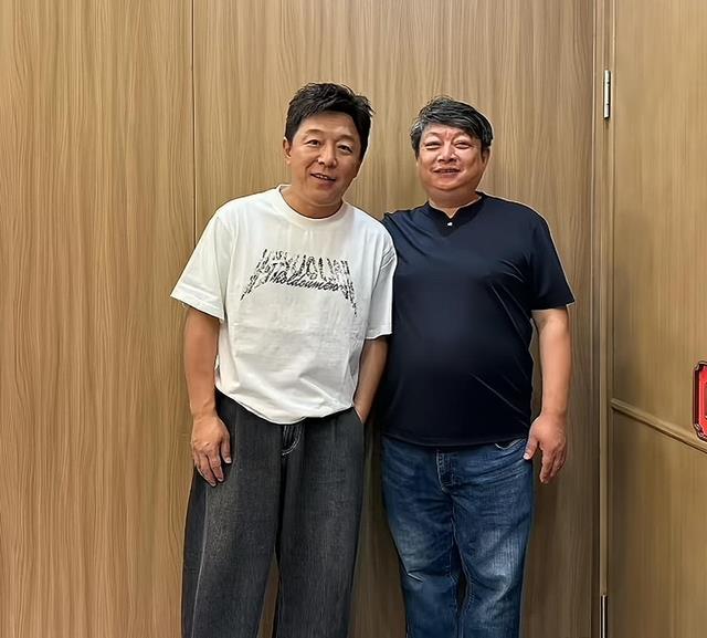 华表奖后众星聚餐！王宝强上才艺，肖央对瓶吹，满桌皆是人情世故