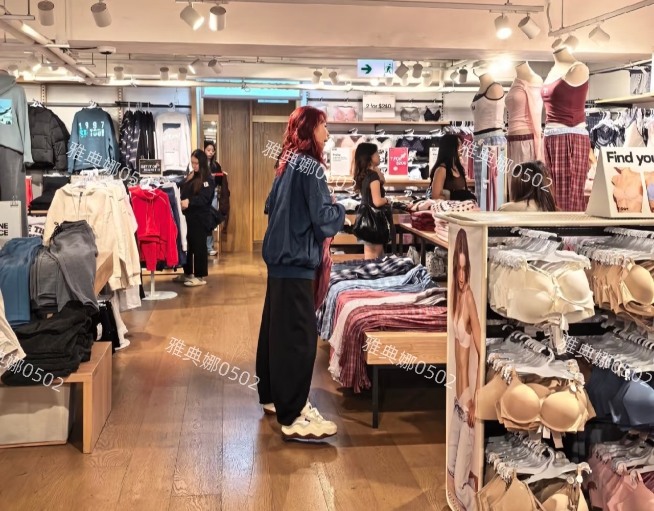 香港中环偶遇蔡少芬，她个子高气质好人超nice，就是太瘦了不年轻