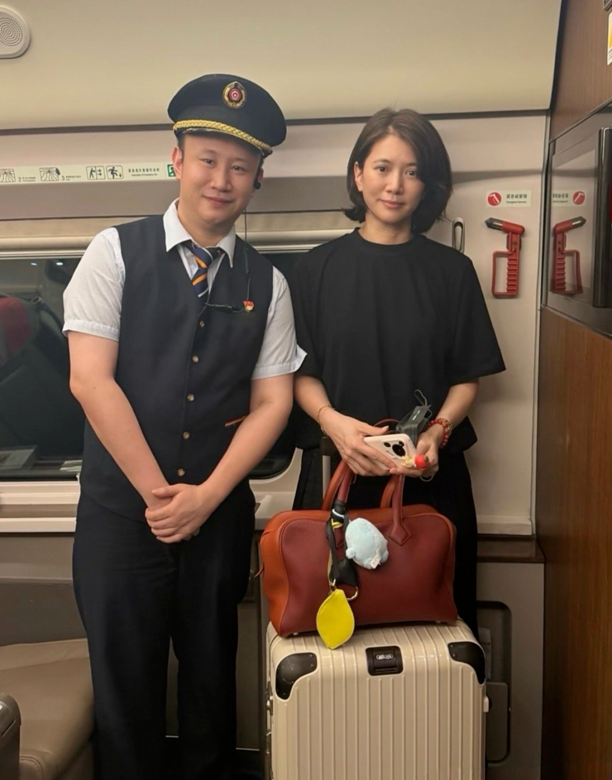 袁咏仪独自坐高铁被偶遇,普通打扮尽显舒适美