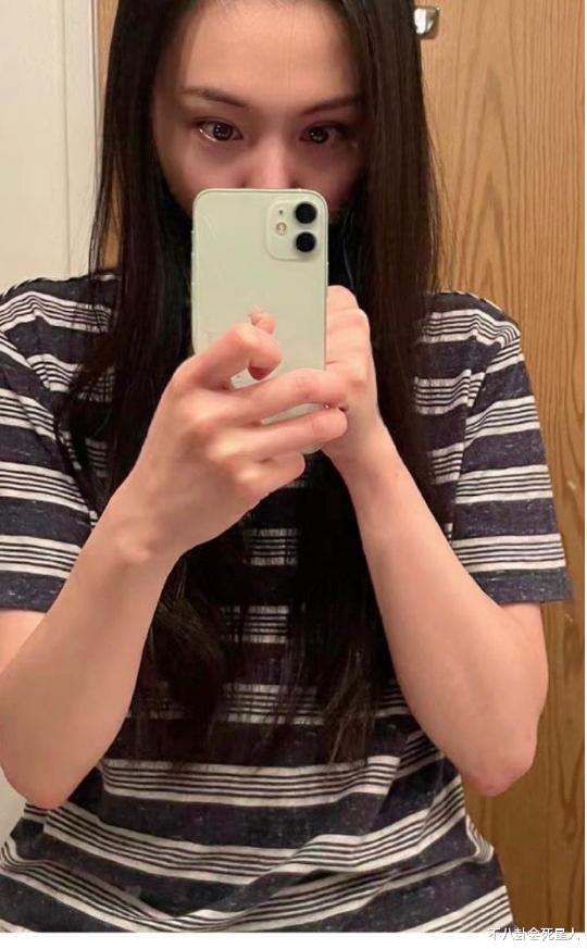 郑爽近照曝光星味全无，家中装修豪华惊现儿童玩具，日子并不可怜