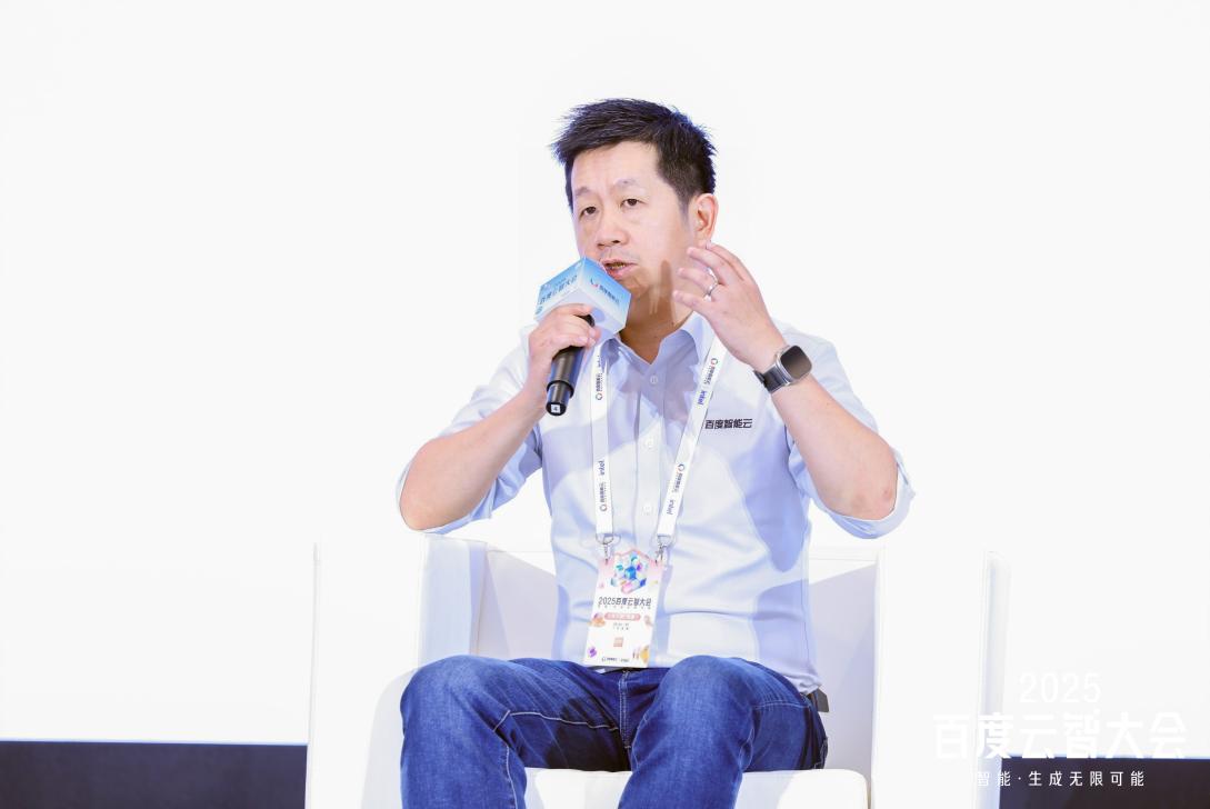 从「卖设备」到「建关系」，AI 硬件的破局点到底在哪里？