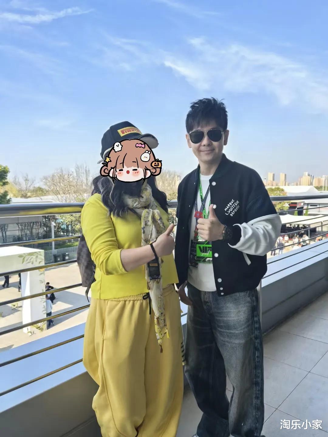 50岁林志颖车祸后首现赛车场,娇妻陈若仪美腿成焦点!