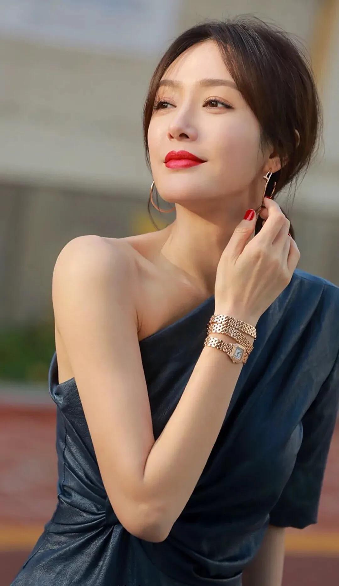 美女演员秦岚:时光淬炼的温柔力量!