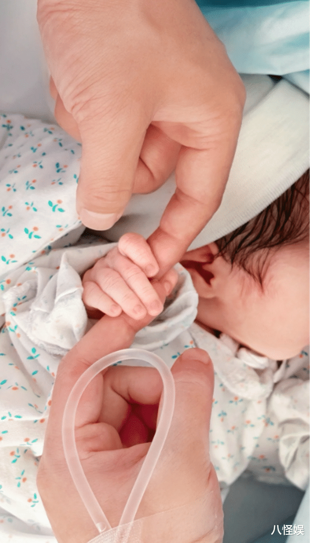 孟鹤堂北京别墅为妻子庆生，孟嫂产后露面，身材还没恢复但很幸福