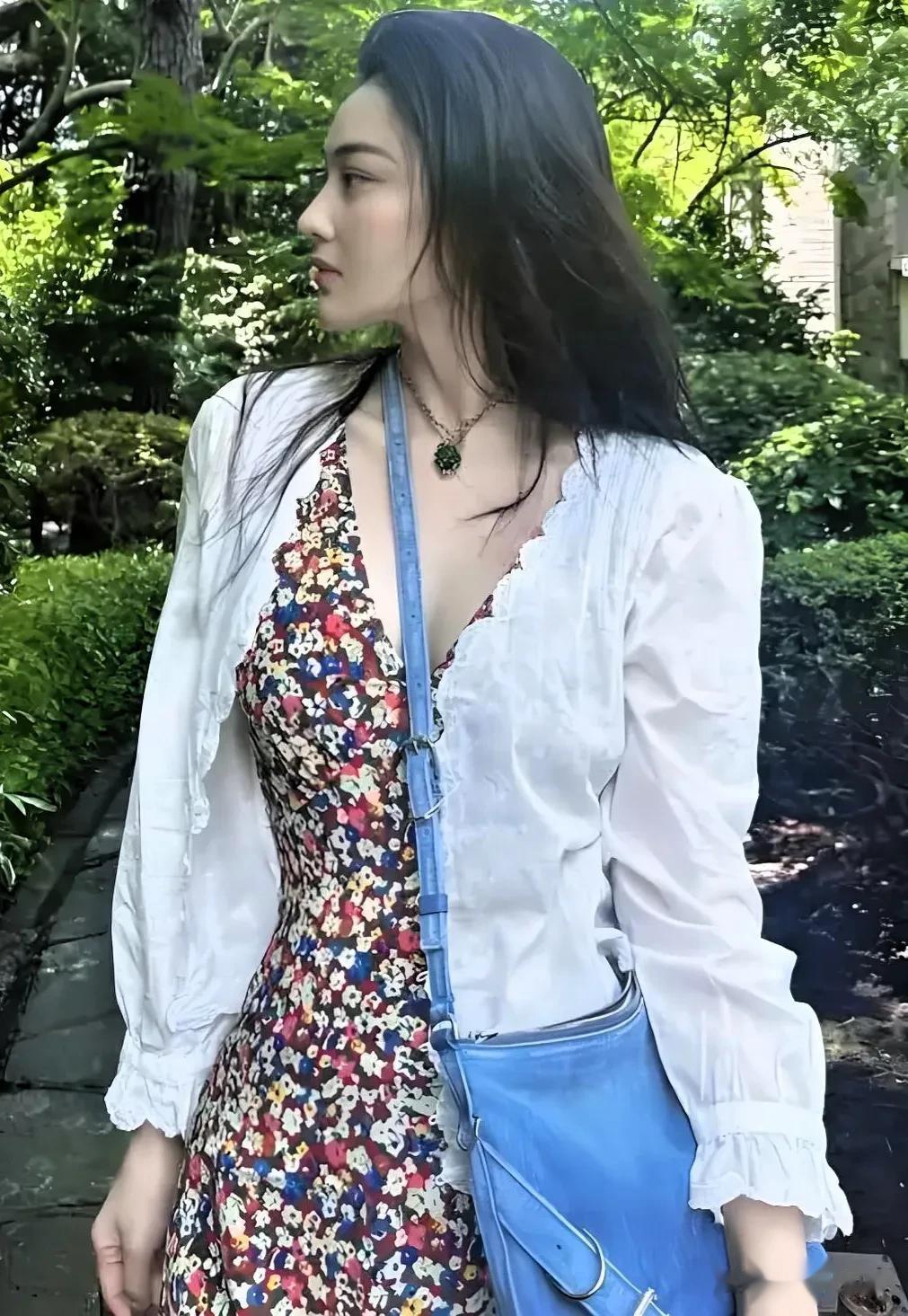 张馨予公园散步照,网友纷纷为她身材点赞,健康与努力成就真美。