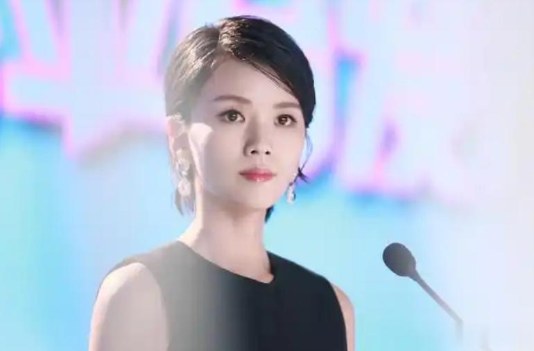 陈思诚爱她，王凯陪伴着她，41岁的她活成了人人羡慕的大女主！