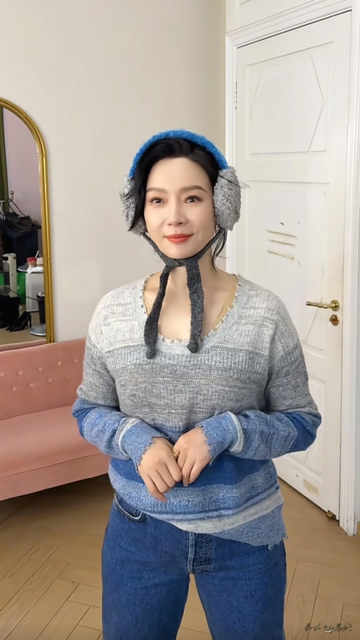 48岁陈数跳手势舞：毛衣+牛仔裤，减龄又洋气，状态好得像小姑娘