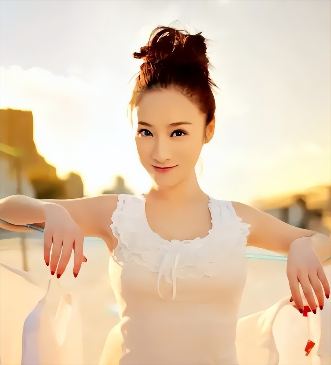 举报张艺谋超生,致其被罚748万的何珺,如今过的如何呢?