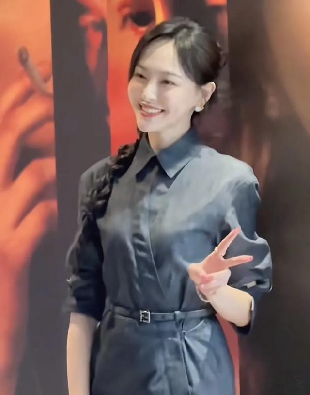 41岁唐嫣最新穿搭:连衣裙+长筒靴,混季风高级时尚,美得像25岁