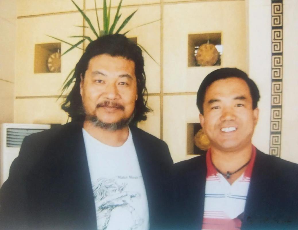 演员王星军:与关牧村离婚34年,66岁未再婚,如今居住在美国