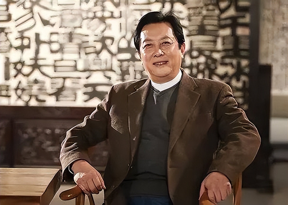 没想到,73岁唐国强受邀观礼阅兵刚一个月,竟再令所有人刮目相看