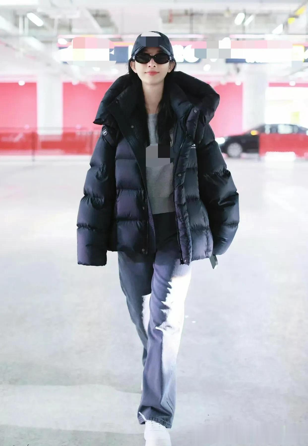 张俪不愧是穿搭高手！黑色羽绒服+灰色毛衣+牛仔裤 时髦减龄又高级