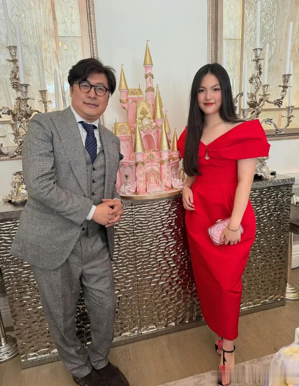 王诗龄过16岁生日，李湘王岳伦离婚4年合体，女儿不发与爸爸合照