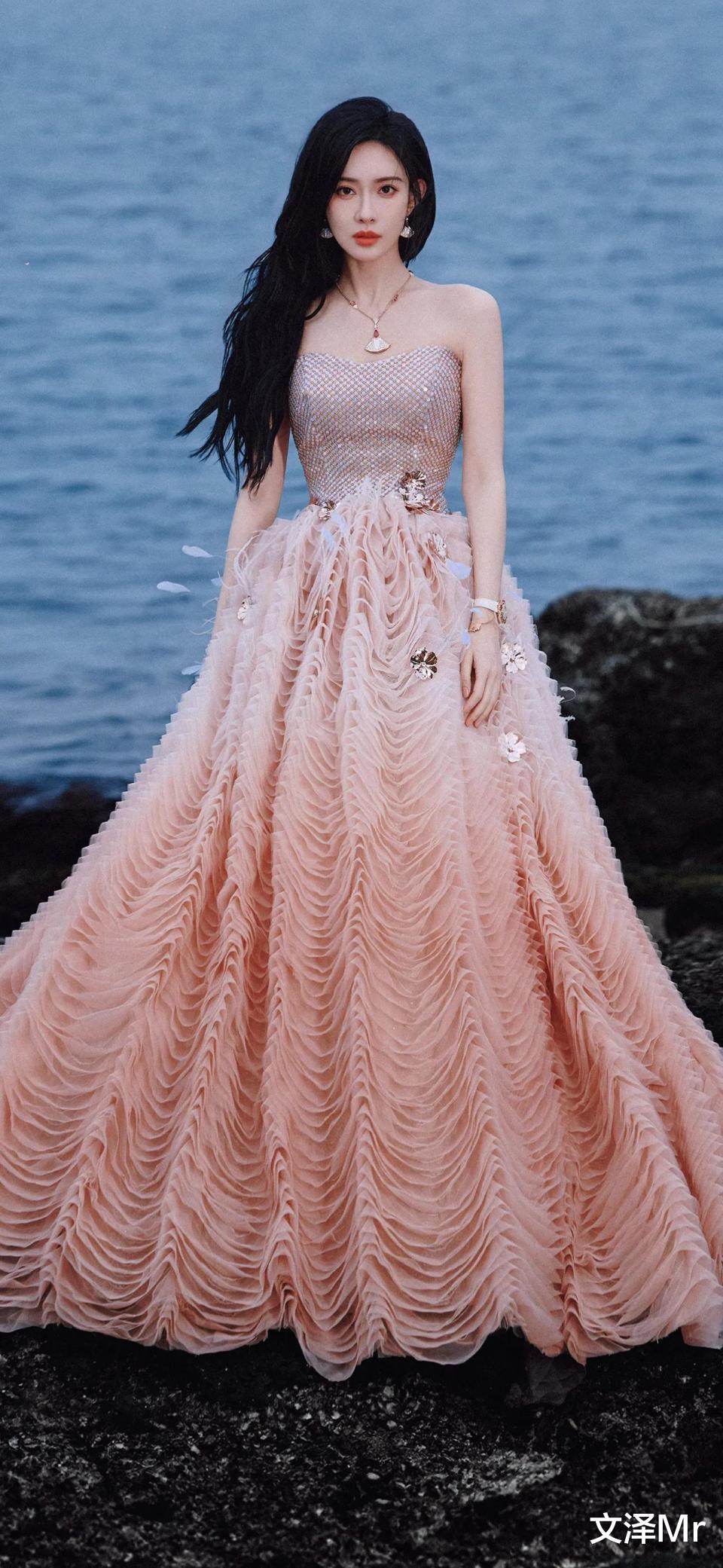 孟子义一袭粉色抹胸纱裙，与海共舞，直接把“美”字拉到新高度