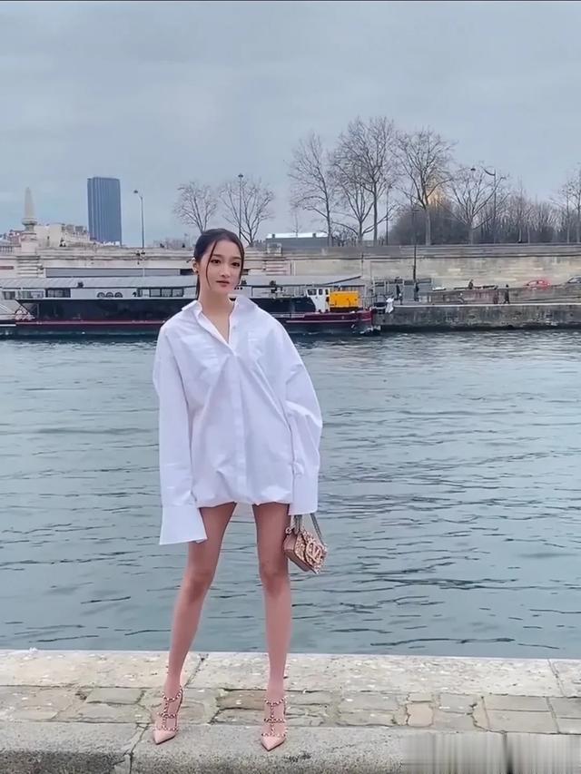关晓彤：无裤风穿搭，这大长腿太美太窒息了