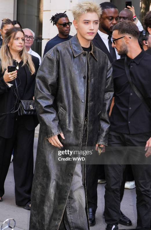 巴黎这晚：热巴的葫芦形身材，baby的美肩，都败给了向佐的抹胸