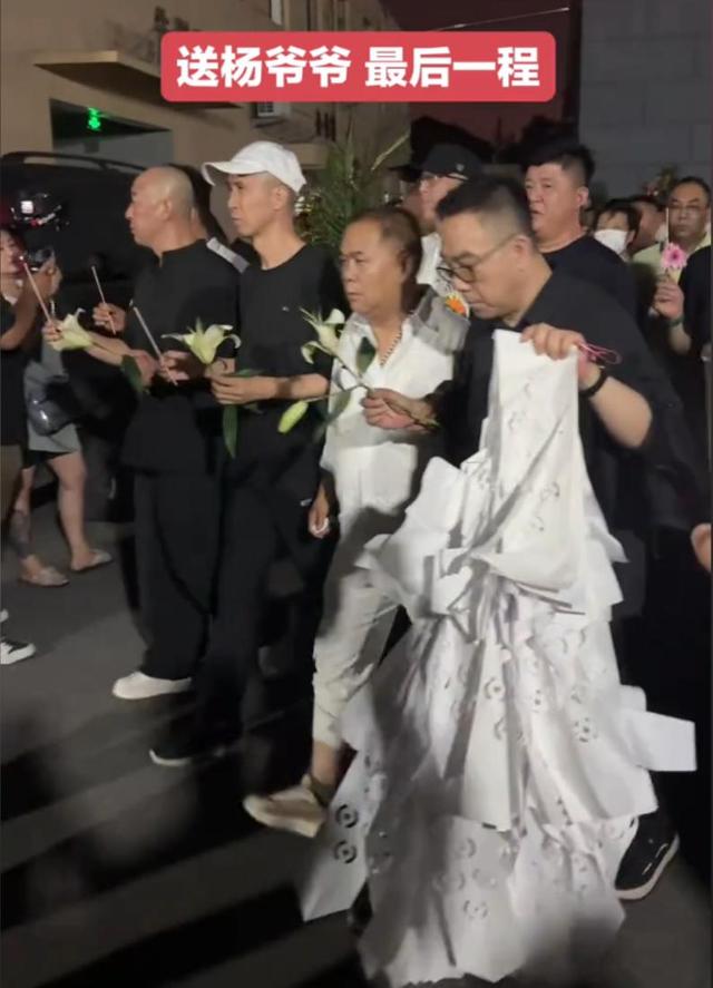 杨议灵前晕倒！众人合力抬出，现场一片混乱，做法事的高僧很抢眼