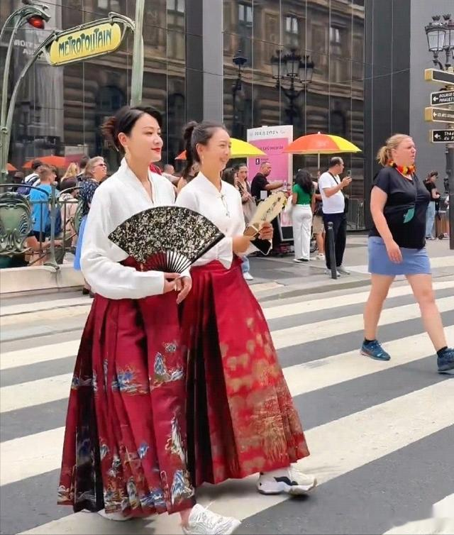 17岁森碟在北京合生汇被偶遇，纯素颜买仓鼠，下巴矫正后好漂亮