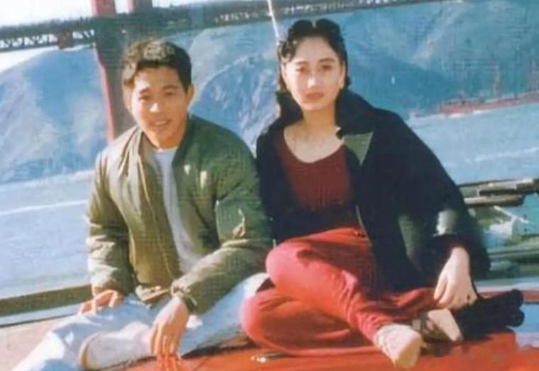 机关算尽太聪明？和李连杰结婚26年的利智，一张照片暴露两人感情