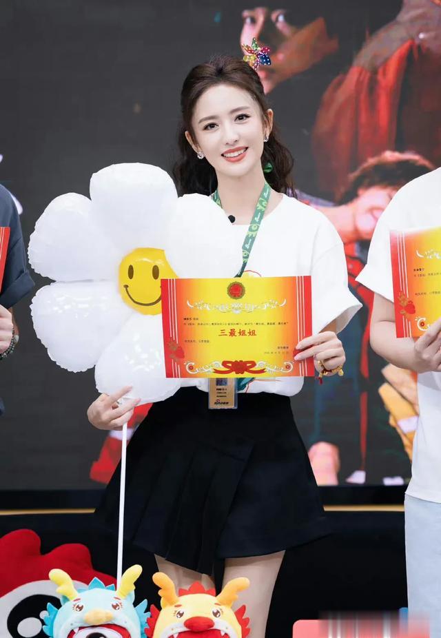 佟丽娅的脚真美像是少女的脚