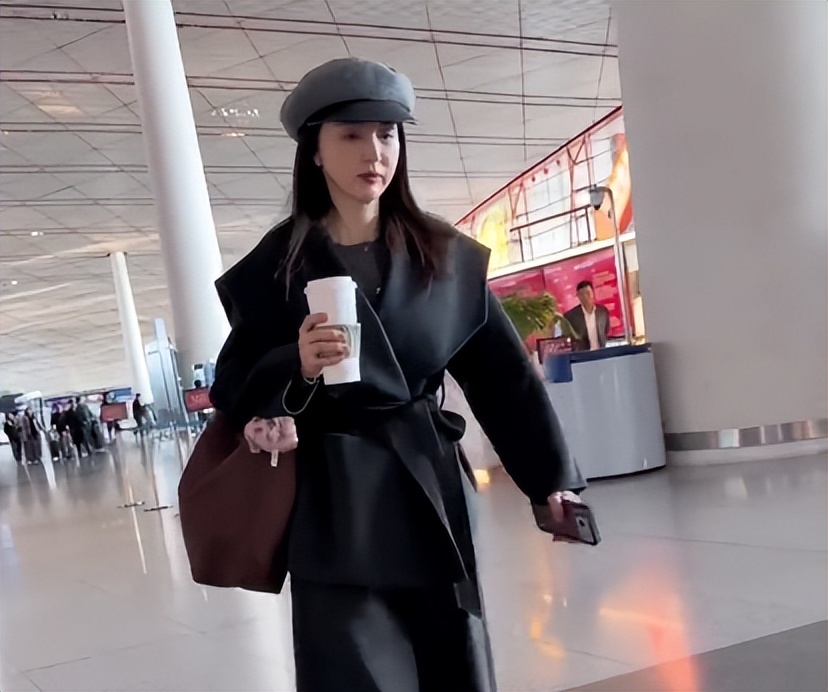 董璇现身机场情绪低落!脸上褶多又僵又肿,挺肚走路被调侃有孕味