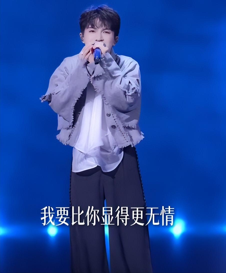 新华社45字评周深春晚表现，不提歌技却一针见血，戳中年歌迷心坎