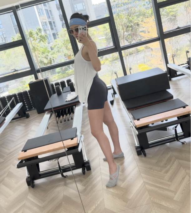 32岁杨采钰大方晒孕肚照，穿健身裤凹造型腰臀比一绝，小鲜肉男友高大又帅气