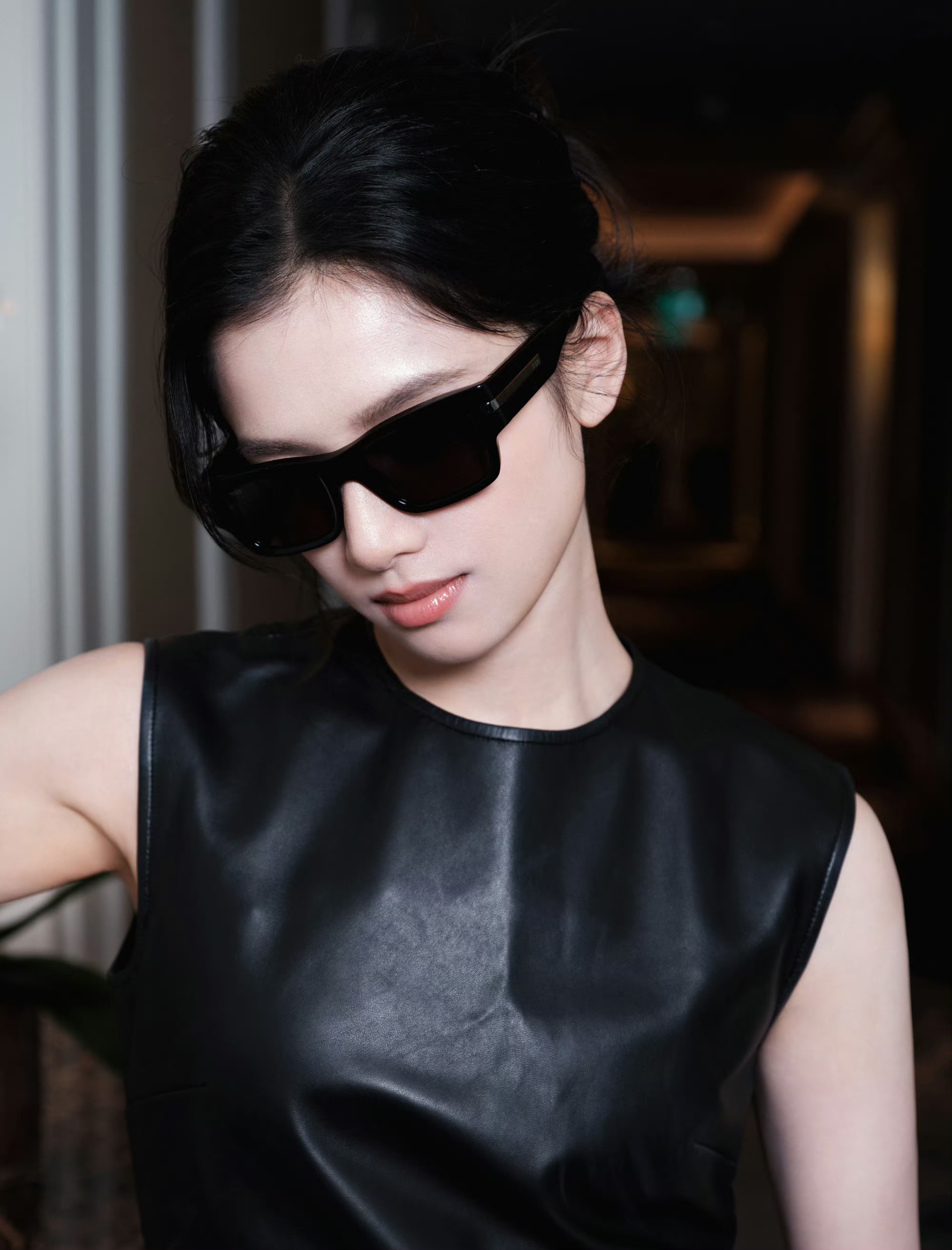 张婧仪黑色皮衣连衣裙又飒又美